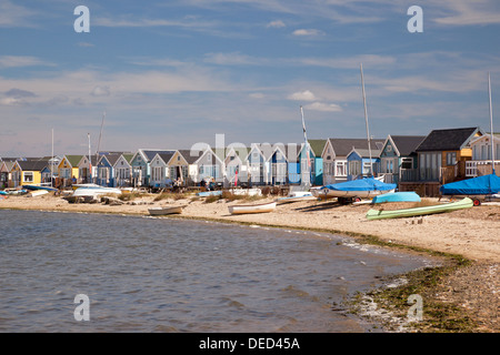 Reihe von Strandhütten in Hengistbury Head, in der Nähe von Mudeford, Christchurch, Dorset, England, Großbritannien Stockfoto