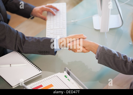 Ein Händedruck zwischen Kaufleuten Stockfoto