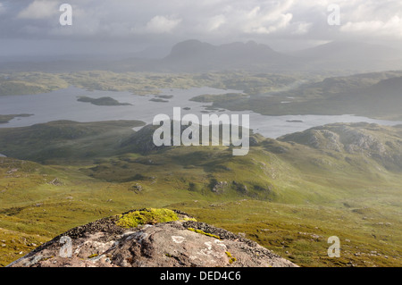 Blick über Loch Sionasgaig von Stac Pollaidh in Richtung Suilven, Inverpolly, Assynt, Sutherland, Schottisches Hochland Stockfoto