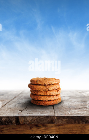 Chocolate Chip Cookies auf dem Tisch. Leckere und frische Cookies auf Holztisch, blauen Himmel im Hintergrund. Stockfoto