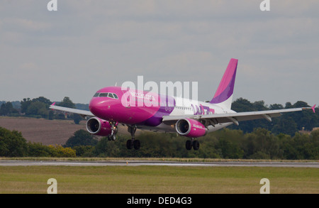 Wizz Air a320 HA-LWD Landung am Flughafen London-Luton LTN Stockfoto