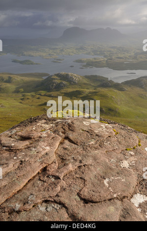 Blick vom Stac Pollaidh über Loch Sionasgaig in Richtung Suilven, Inverpolly, Assynt, Sutherland, North West Schottland Stockfoto