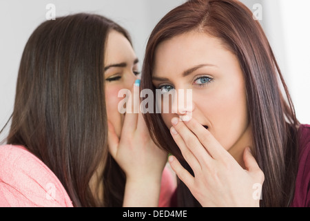 Zwei junge Mädchen, die Geheimnisse zu teilen Stockfoto