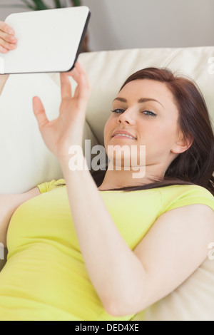 Glücklich Teengirl auf Sofa mit einem TabletPC Stockfoto