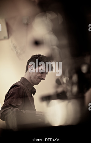 jungen Barista Kaffee kochen Stockfoto