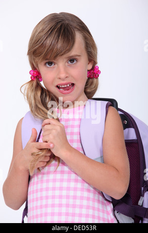 Junge Schülerin mit einem rucksack Stockfoto