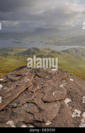 Blick vom Stac Pollaidh über Loch Sionasgaig in Richtung Suilven, Inverpolly, Assynt, Sutherland, North West Schottland Stockfoto