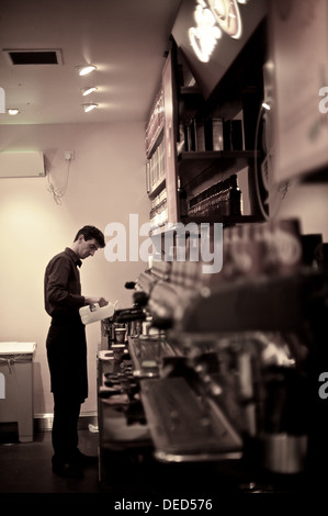 jungen Barista Kaffee kochen Stockfoto