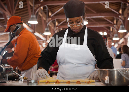 Eine Frau macht Ravioli mit der hand während einer Kochvorführung am osteuropäischen Markt in Detroit. Stockfoto