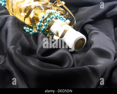 Flasche Champagner Wein mit blauen Diamanten auf schwarzem Hintergrund material Stockfoto