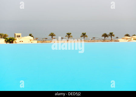 Die Aussicht vom Schwimmbad am Strand, Ras Al Khaima, Vereinigte Arabische Emirate Stockfoto