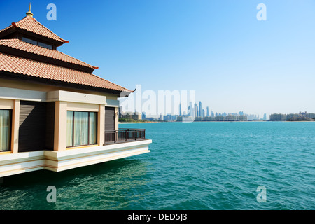 Die Aussicht vom Luxus-Villa auf der künstlichen Insel Palm Jumeirah auf Stadt, Dubai, Vereinigte Arabische Emirate Stockfoto