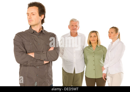 Mann Frau Vater im Gesetz Mutter im Gesetz stehen auf weißem Hintergrund Stockfoto