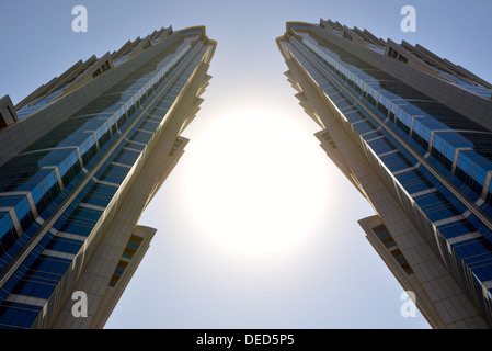 Der Blick auf zwei Türme des JW Marriott Marquis Dubai Hotels.  Es ist höchste Hotel der Welt. Stockfoto