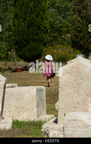 Touristen besuchen "Stecak" Nekropole von Radimlja, befindet sich in der Nähe von Stolac, Bosnien-Herzegowina, Europa. Stockfoto