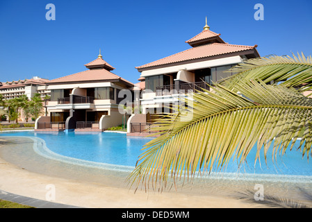 Die Luxus-Villen im Thai-Stil-Hotel auf der künstlichen Insel Palm Jumeirah, Dubai, Vereinigte Arabische Emirate Stockfoto