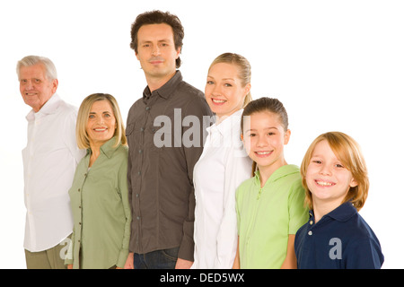 drei Generationen Familie stehen isoliert auf weißem Hintergrund Stockfoto