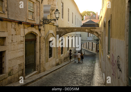 Vier Kinder in der Straße anzeigen in der Altstadt Bairro Alto von Lissabon Portugal Stockfoto