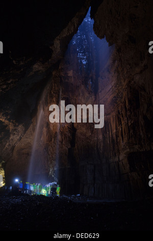 Die Hauptkammer klaffende Ghyll (oder Gaping Gill) in den Yorkshire Dales Stockfoto