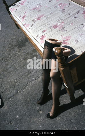 Schaufensterpuppe Beine stützte sich auf die Matratze auf dem Flohmarkt Jaffa Tel Aviv Israel Stockfoto