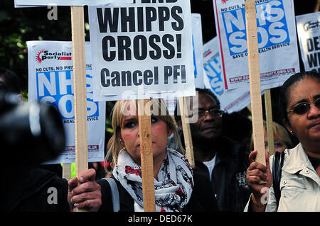 Whipps Cross Hospital, London, UK. 16. September 2013. Sozialistische Partei und unisono Host ein Protest der riesige Ängste existieren nach BartÕs Vertrauen Announcementof £ 77,5 Millionen dieses Geschäftsjahres um Kürzungen der Staatsausgaben zu erfüllen und über 3.800 Arbeitsplätze Verluste und ohne Schutz.  Auto Bussen und Krankenwagen Piepen Horn von der Unterstützung für die Demonstranten und Gemeinschaft in Waltham Forest mitmachen, für die Bekämpfung der Schnitt außerhalb Whipps-Kreuz-Krankenhaus und Whipps Cross die höchste hat Ausbildung im Vereinigten Königreich Krankenschwestern. © Siehe Li/Alamy Live News Stockfoto