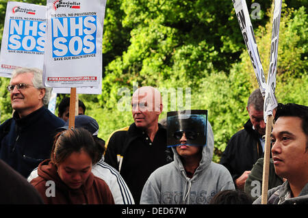 Whipps Cross Hospital, London, UK. 16. September 2013. Sozialistische Partei und unisono Host ein Protest der riesige Ängste existieren nach BartÕs Vertrauen Announcementof £ 77,5 Millionen dieses Geschäftsjahres um Kürzungen der Staatsausgaben zu erfüllen und über 3.800 Arbeitsplätze Verluste und ohne Schutz.  Auto Bussen und Krankenwagen Piepen Horn von der Unterstützung für die Demonstranten und Gemeinschaft in Waltham Forest mitmachen, für die Bekämpfung der Schnitt außerhalb Whipps-Kreuz-Krankenhaus und Whipps Cross die höchste hat Ausbildung im Vereinigten Königreich Krankenschwestern. © Siehe Li/Alamy Live News Stockfoto