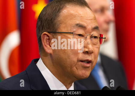 UN-Hauptquartier, New York, NY, USA. 16. September 2013. Der Generalsekretär der Vereinten Nationen, Ban Ki-Moon spricht zu den Medien nach Unterrichtung des Sicherheitsrats über einen UN-Bericht über den Einsatz von Chemiewaffen in Syrien, im UN-Hauptquartier in New York, Montag, 16. September 2013.  Foto: Trevor Collens © Trevor Collens/Alamy Live News Stockfoto