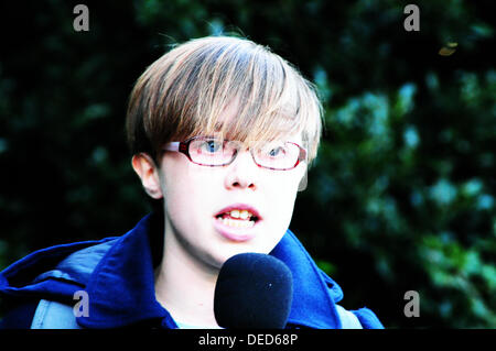 Whipps Cross Hospital, London, UK. 16. September 2013. Sozialistische Partei und unisono Host ein Protest der riesige Ängste existieren nach BartÕs Vertrauen Announcementof £ 77,5 Millionen dieses Geschäftsjahres um Kürzungen der Staatsausgaben zu erfüllen und über 3.800 Arbeitsplätze Verluste und ohne Schutz.  Auto Bussen und Krankenwagen Piepen Horn von der Unterstützung für die Demonstranten und Gemeinschaft in Waltham Forest mitmachen, für die Bekämpfung der Schnitt außerhalb Whipps-Kreuz-Krankenhaus und Whipps Cross die höchste hat Ausbildung im Vereinigten Königreich Krankenschwestern. © Siehe Li/Alamy Live News Stockfoto