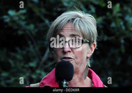 Whipps Cross Hospital, London, UK. 16. September 2013. Sozialistische Partei und unisono Host ein Protest der riesige Ängste existieren nach BartÕs Vertrauen Announcementof £ 77,5 Millionen dieses Geschäftsjahres um Kürzungen der Staatsausgaben zu erfüllen und über 3.800 Arbeitsplätze Verluste und ohne Schutz.  Auto Bussen und Krankenwagen Piepen Horn von der Unterstützung für die Demonstranten und Gemeinschaft in Waltham Forest mitmachen, für die Bekämpfung der Schnitt außerhalb Whipps-Kreuz-Krankenhaus und Whipps Cross die höchste hat Ausbildung im Vereinigten Königreich Krankenschwestern. © Siehe Li/Alamy Live News Stockfoto