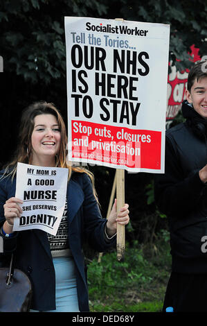 Whipps Cross Hospital, London, UK. 16. September 2013. Sozialistische Partei und unisono Host ein Protest der riesige Ängste existieren nach BartÕs Vertrauen Announcementof £ 77,5 Millionen dieses Geschäftsjahres um Kürzungen der Staatsausgaben zu erfüllen und über 3.800 Arbeitsplätze Verluste und ohne Schutz.  Auto Bussen und Krankenwagen Piepen Horn von der Unterstützung für die Demonstranten und Gemeinschaft in Waltham Forest mitmachen, für die Bekämpfung der Schnitt außerhalb Whipps-Kreuz-Krankenhaus und Whipps Cross die höchste hat Ausbildung im Vereinigten Königreich Krankenschwestern. © Siehe Li/Alamy Live News Stockfoto