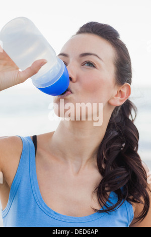 Nahaufnahme von Frau Trinkwasser nach dem Training Stockfoto