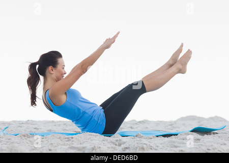 Frau auf Gymnastikmatte Pilates zu tun Stockfoto