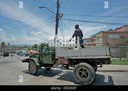 Santiago De Cuba, Kuba, steht ein Mann auf der Ladefläche eines Lastwagens Stockfoto