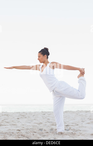 Frau Herr der Tanz-Yoga-pose Stockfoto