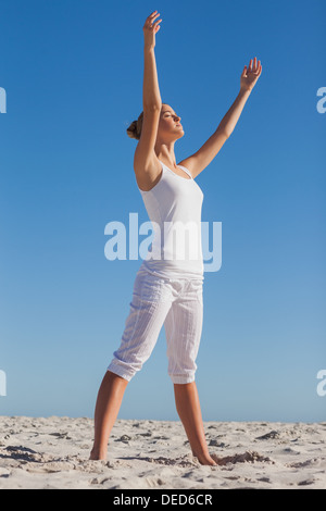 Frau Yoga zu praktizieren Stockfoto