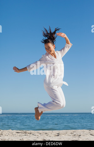Frau am Strand springen Stockfoto