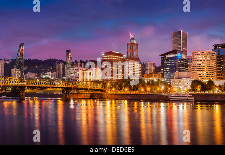 Dämmerung über den Willamette River und Portland Oregon, USA Stockfoto