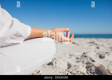 Nahaufnahme der Womans Hand in Yoga-pose Stockfoto