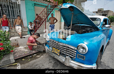 Santiago De Cuba, Kuba, nutzen Reisende ein privates taxi Stockfoto