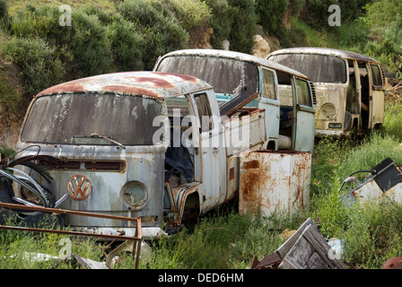 Eine Reihe verrostet von alten Wohnmobile Stockfoto