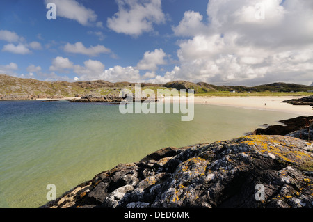 Türkisfarbenes Wasser und weißen Sandstränden von Achmelvich Beach und Bay, Assynt, Sutherland, Nord-West-Schottland Stockfoto