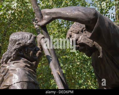 Hölzerne Statue von Robin Hood und Little John in der Schlacht im Sherwood Forest Visitor Center in der Nähe von Nottingham. Stockfoto