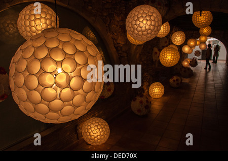 Lampen Recicladoel Material auf dem Festival, Blume Zeit Girona Girona, Katalonien, Spanien Stockfoto