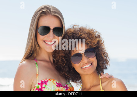 Zwei Freunde mit Sonnenbrille in die Kamera Lächeln Stockfoto
