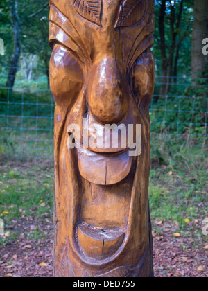 Hölzernes Schnitzen von einem lächelnden Gesicht im Sherwood Forest Visitor Center in der Nähe von Nottingham. Stockfoto