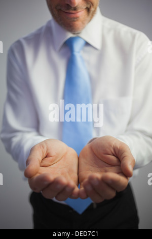 Nahaufnahme eines lächelnden Geschäftsmann seine Hände mit der Kamera verbinden Stockfoto