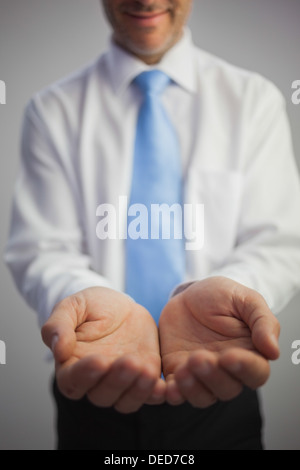Nahaufnahme von Content Geschäftsmann sich die Hand an der Kamera Stockfoto