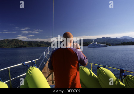 Mann, Kaffeetrinken auf einem Deck einer Yacht in Marmaris Meer Türkei Stockfoto