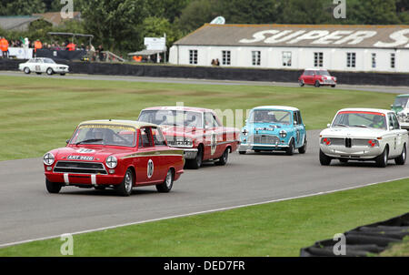 Chichester, UK. 15. September 2013. Goodwood Revival 2013 bei The Goodwood Motor Circuit - Foto zeigt eine rote 1965 Ford Lotus Cortina Mk1 getrieben von Henry Mann während der St Mary Trophy, ein 25 Minuten Rennen für Produktion Limousinen eines Typs, die zwischen 1960 und 1966 © Oliver Dixon/Alamy Live-Nachrichten raste Stockfoto