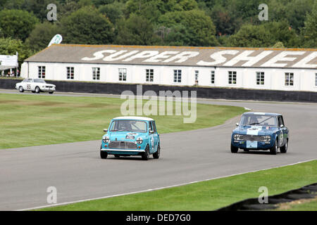 Chichester, UK. 15. September 2013. Goodwood Revival 2013 bei The Goodwood Motor Circuit - Foto zeigt Andrew Ruhan fahren blau 1964 Austin Mini Cooper S während der St Mary Trophy, ein 25 Minuten Rennen für Produktion Limousinen eines Typs, die zwischen 1960 und 1966 © Oliver Dixon/Alamy Live-Nachrichten raste Stockfoto